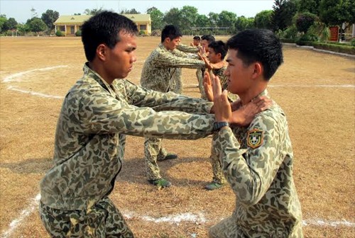 Mục kích đặc công rèn quân trên thao trường nắng cháy - ảnh 8
