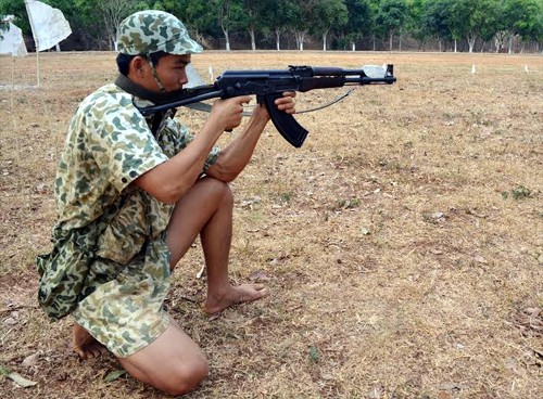Mục kích đặc công rèn quân trên thao trường nắng cháy - ảnh 9