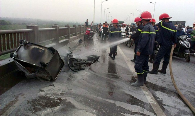Hà Nội: Xe máy cháy trơ khung trên cầu Vĩnh Tuy - ảnh 1