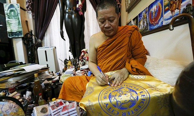Ông chủ Leicester mời cao tăng cầu phúc cho đội bóng - ảnh 1