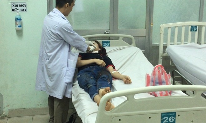 Nữ quái vào cửa hàng chém nhân viên cướp ví tiền - ảnh 1