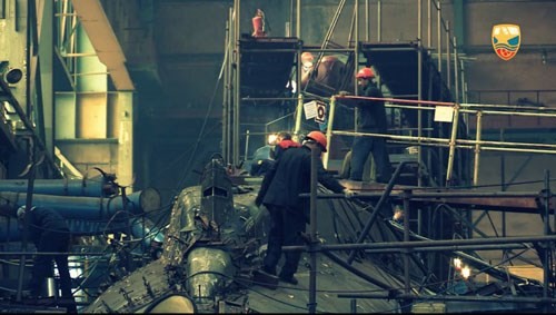Mục kích cảnh 'xẻ thịt' tàu ngầm Nga - ảnh 9