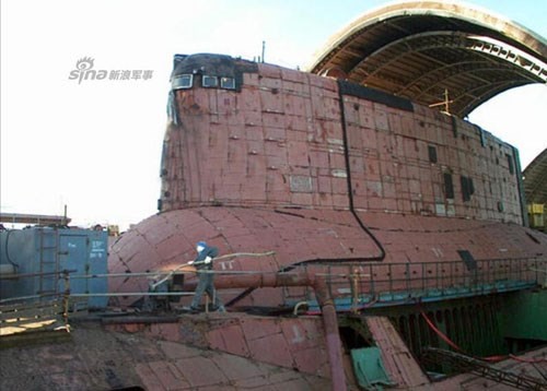 Mục kích cảnh 'xẻ thịt' tàu ngầm Nga - ảnh 1