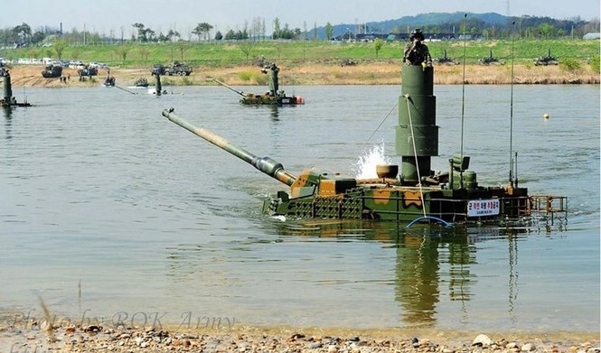 Cận cảnh siêu tăng Hàn Quốc băng băng vượt sông - ảnh 1