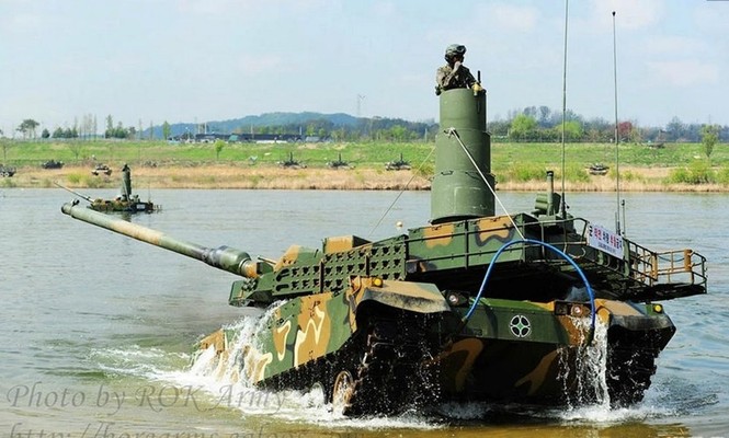 Cận cảnh siêu tăng Hàn Quốc băng băng vượt sông - ảnh 2