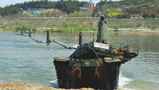 Cận cảnh siêu tăng Hàn Quốc băng băng vượt sông - ảnh 4