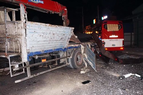 Hơn 30 người kêu cứu trong ôtô khách nát bươm - ảnh 1
