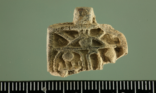 Bé gái tìm thấy bùa hộ mạng 3.200 năm tuổi của pharaoh - ảnh 1