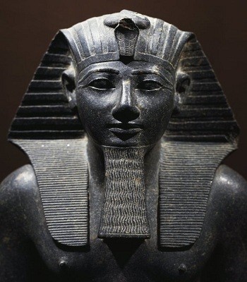 Bé gái tìm thấy bùa hộ mạng 3.200 năm tuổi của pharaoh - ảnh 2