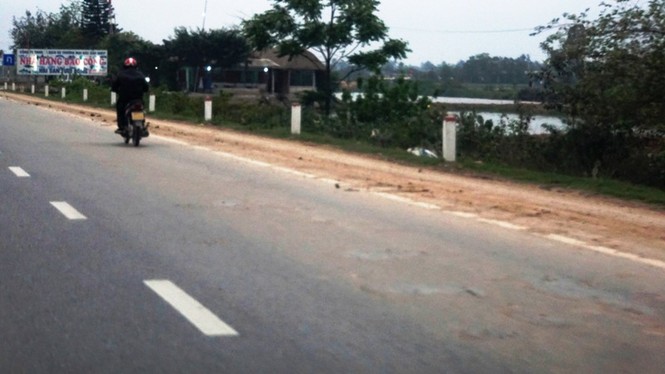 Quỹ bảo trì gần 10 nghìn tỷ, quốc lộ 1A vẫn đầy rác - ảnh 1
