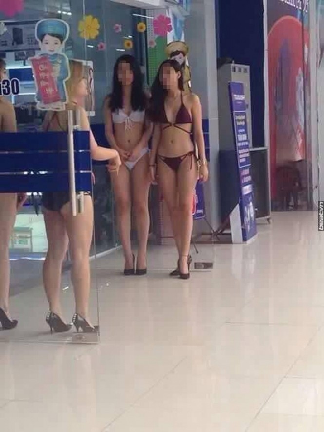 Người mẫu mặc bikini ở siêu thị để 'giáo dục giới tính' - ảnh 1