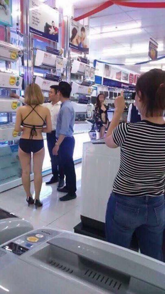 Người mẫu mặc bikini ở siêu thị để 'giáo dục giới tính' - ảnh 2