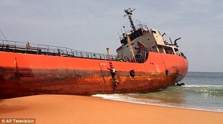 Bí ẩn 'con tàu ma' mắc cạn trên bờ biển Liberia - ảnh 1