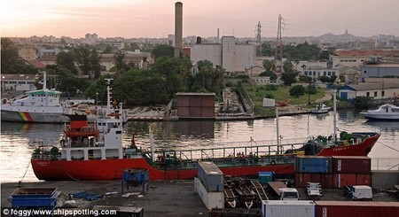 Bí ẩn 'con tàu ma' mắc cạn trên bờ biển Liberia - ảnh 4