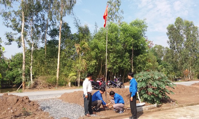 Hậu Giang tặng 600 ảnh Bác cho Mẹ Việt Nam anh hùng - ảnh 2