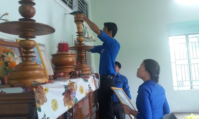 Hậu Giang tặng 600 ảnh Bác cho Mẹ Việt Nam anh hùng - ảnh 1