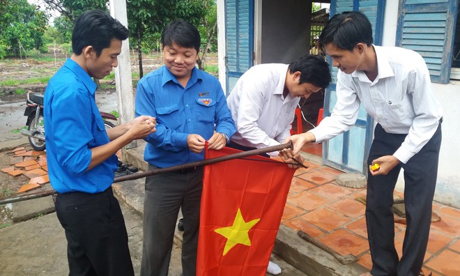 Hậu Giang tặng 600 ảnh Bác cho Mẹ Việt Nam anh hùng - ảnh 3
