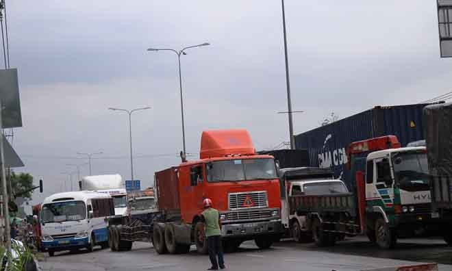 Xe giường nằm vắt vẻo dải phân cách, giao thông ùn tắc nghiêm trọng - ảnh 2