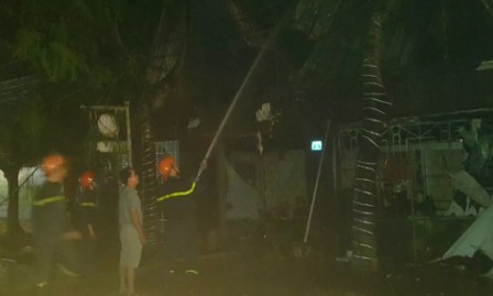 Quán bar bốc cháy dữ dội, dân chơi vội vã tháo chạy - ảnh 1