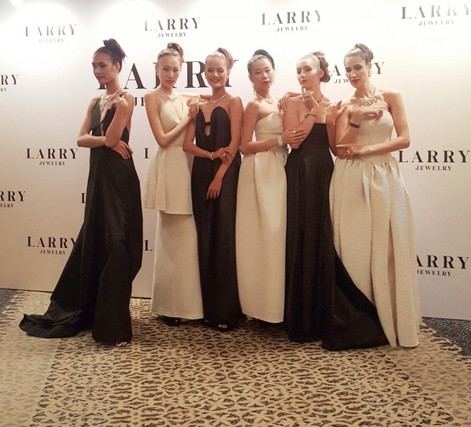 Quán quân Next Top Model Hương Ly, Nguyễn Oanh sang Singapore lập nghiệp - ảnh 1