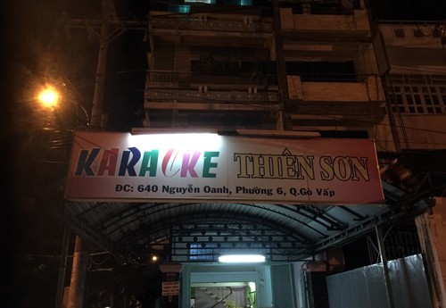 Nữ tiếp viên mặc bikini phục vụ khách karaoke ở Sài Gòn - ảnh 1