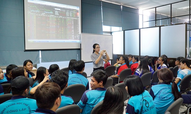 Học sinh trải nghiệm làm sinh viên tập sự - ảnh 1