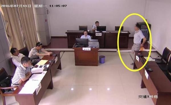 Trung Quốc: Bị cáo “giải quyết nỗi buồn” giữa phòng xử án - ảnh 1