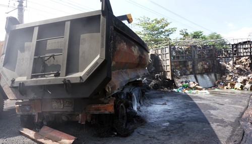Bé 3 tuổi và tài xế tử vong trong ôtô cháy rụi - ảnh 1