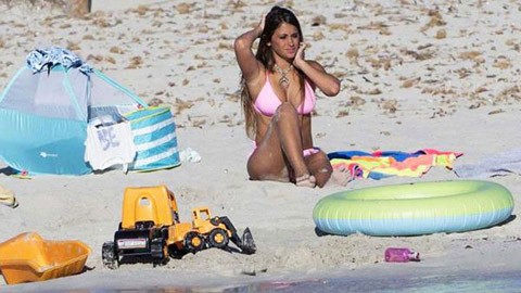 Bạn gái Messi khoe đường cong với bikini màu 'hường' - ảnh 2