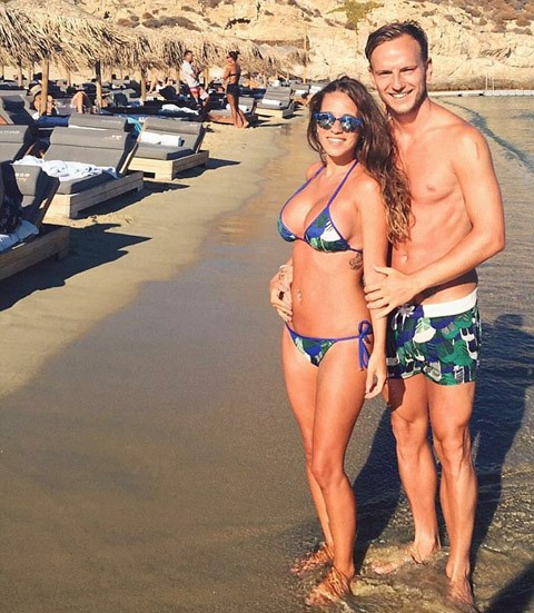 Bạn gái Messi khoe đường cong với bikini màu 'hường' - ảnh 6