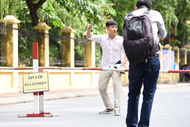 Đạo cụ độc đáo của thí sinh thi làm diễn viên - ảnh 3
