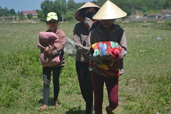 Co ro đắp chăn giữa chảo lửa miền Trung - ảnh 1