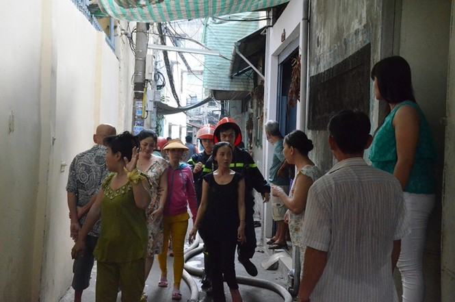 Cháy nhà trong hẻm, khu dân cư náo loạn - ảnh 2