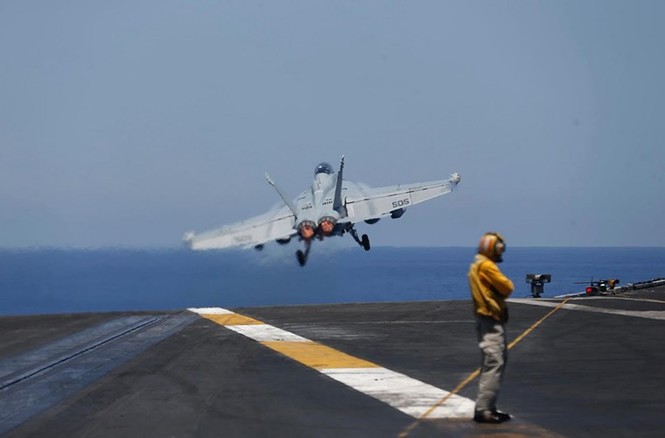 Cuộc sống trên tàu sân bay USS Harry S. Truman - ảnh 1
