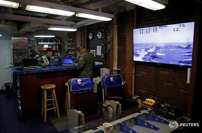 Cuộc sống trên tàu sân bay USS Harry S. Truman - ảnh 19