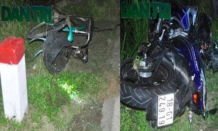 Xe máy tông gãy 2 cột mốc, đâm xe đạp, 2 người tử vong - ảnh 1