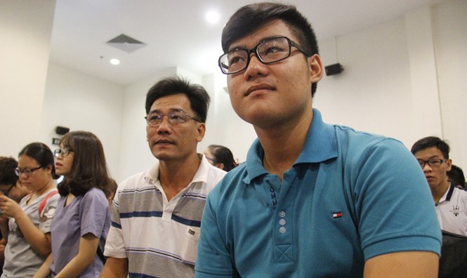 Bố con cùng tham gia tư vấn tuyển sinh đại học - ảnh 1
