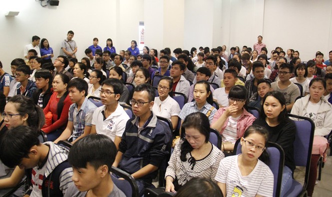 Bố con cùng tham gia tư vấn tuyển sinh đại học - ảnh 2