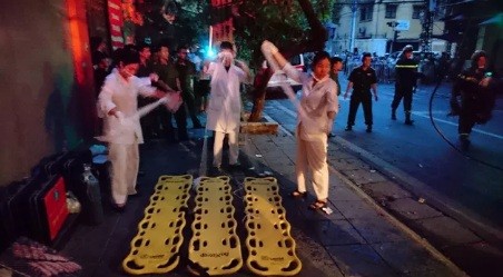 ẢNH: Hiện trường vụ sập nhà 3 tầng kinh hoàng ở Cửa Bắc - ảnh 7