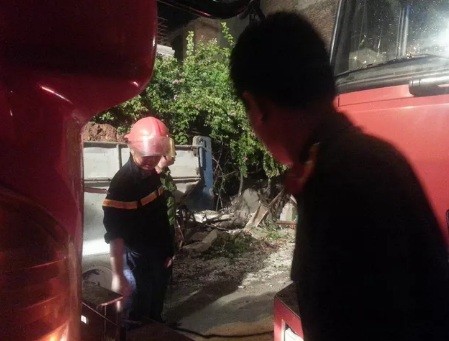 ẢNH: Hiện trường vụ sập nhà 3 tầng kinh hoàng ở Cửa Bắc - ảnh 4