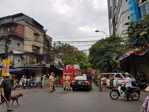 ẢNH: Hiện trường vụ sập nhà 3 tầng kinh hoàng ở Cửa Bắc - ảnh 11