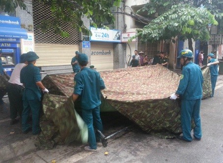 ẢNH: Hiện trường vụ sập nhà 3 tầng kinh hoàng ở Cửa Bắc - ảnh 13