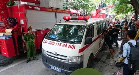 ẢNH: Hiện trường vụ sập nhà 3 tầng kinh hoàng ở Cửa Bắc - ảnh 12