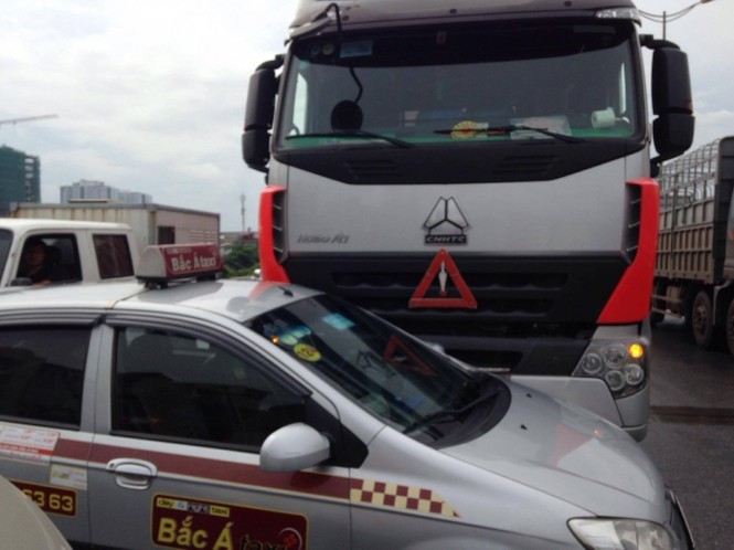 BẢN TIN ATGT: Xe container ôm cua cán chết nam thanh niên - ảnh 1