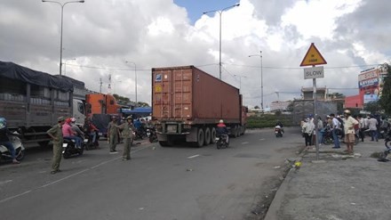BẢN TIN ATGT: Xe container ôm cua cán chết nam thanh niên - ảnh 2