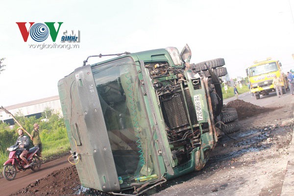 BẢN TIN ATGT: Xe container ôm cua cán chết nam thanh niên - ảnh 4