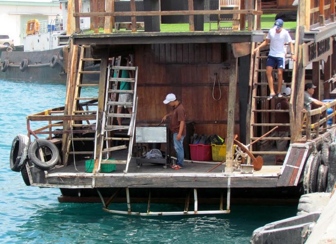 Tàu du lịch bị đâm chìm ngay tại cảng - ảnh 4