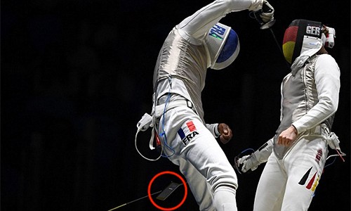 Kiếm thủ Pháp rơi điện thoại khi đang thi đấu tại Olympic - ảnh 2