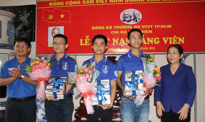 Lãnh đạo TPHCM thăm chiến sĩ Mùa hè xanh tại Vĩnh Long - ảnh 2