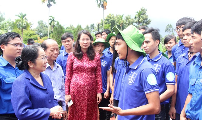 Lãnh đạo TPHCM thăm chiến sĩ Mùa hè xanh tại Vĩnh Long - ảnh 4